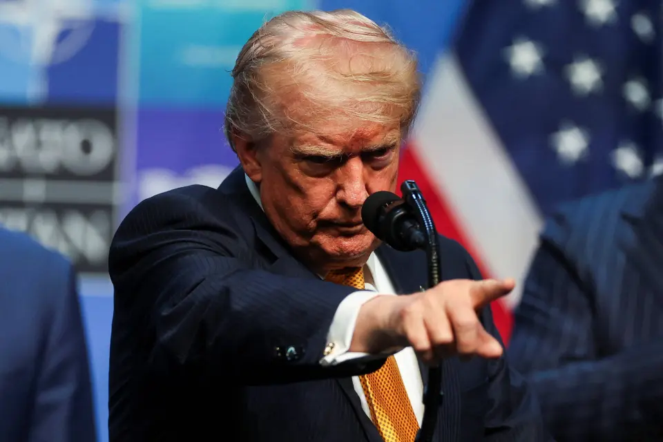 Trump se recusa a assinar lei de moradia em protesto contra paralisação de projeto que pode limitar o voto