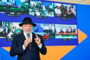 Candidatos à Presidência homenageiam pais e Lula prega o fim da escala 6×1