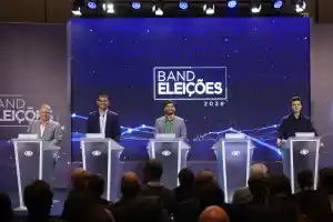 Ausente em debate no Rio, Paes vira alvo de ataques junto com Douglas Ruas