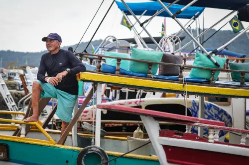Ex-pescador vive do turismo em Paraty, recebe benefício do governo e está indeciso sobre voto