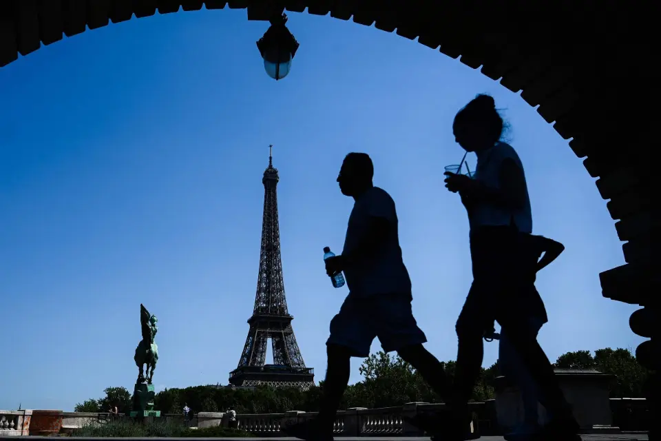 Onda de calor faz Torre Eiffel e museus de Paris fecharem mais cedo