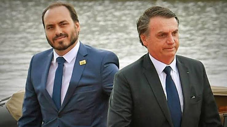 Carlos diz que Bolsonaro acompanha 'tudo o que se passa' no país