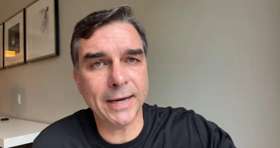 Em carta lida por Flávio, Bolsonaro reforça apoio ao filho: 'Momento de deixar de lado as diferenças'