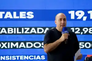 Quem é Fernando Cerimedo, o influencer argentino próximo a Eduardo Bolsonaro que foi preso na Bolívia
