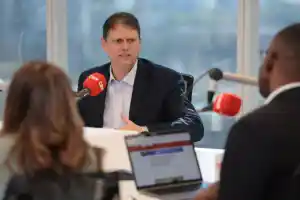 Tarcísio contraria Flávio Bolsonaro e defende urnas eletrônicas: 'foram elas que me elegeram'