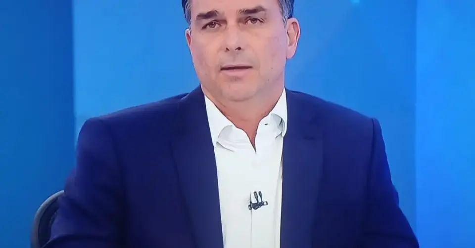 A noite de comemoração da campanha de Flávio Bolsonaro após sabatina na TV Globo