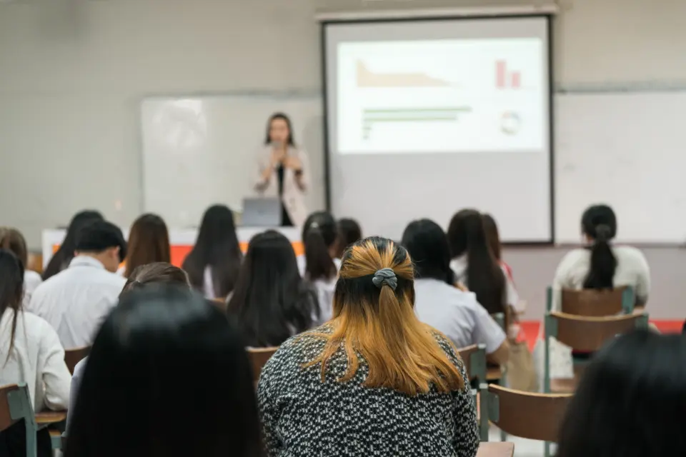 Unesco alerta que 113 países gastam mais com dívida do que com educação