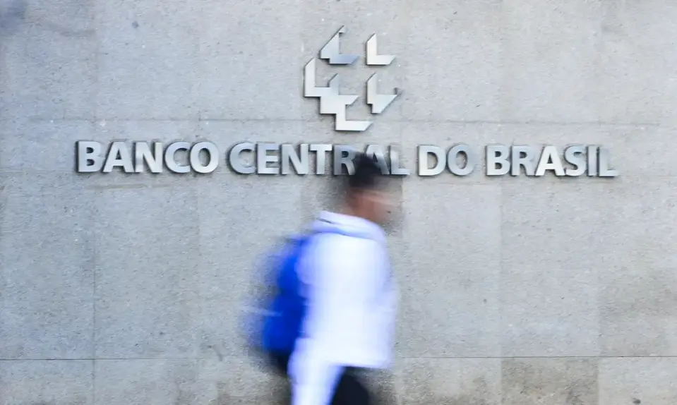 BC alerta para dívida em nível recorde e prepara regras rígidas no mercado bancário