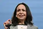 Mensagem em vídeo no exílio contesta controle externo sobre riquezas do país. Declaração surge em meio a negociações por uma transição democrática com o regime liderado por Delcy Rodríguez