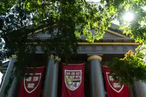 Governo Trump ameaça retirar isenção fiscal de escolas e universidades dos EUA que adotam políticas baseadas em raça