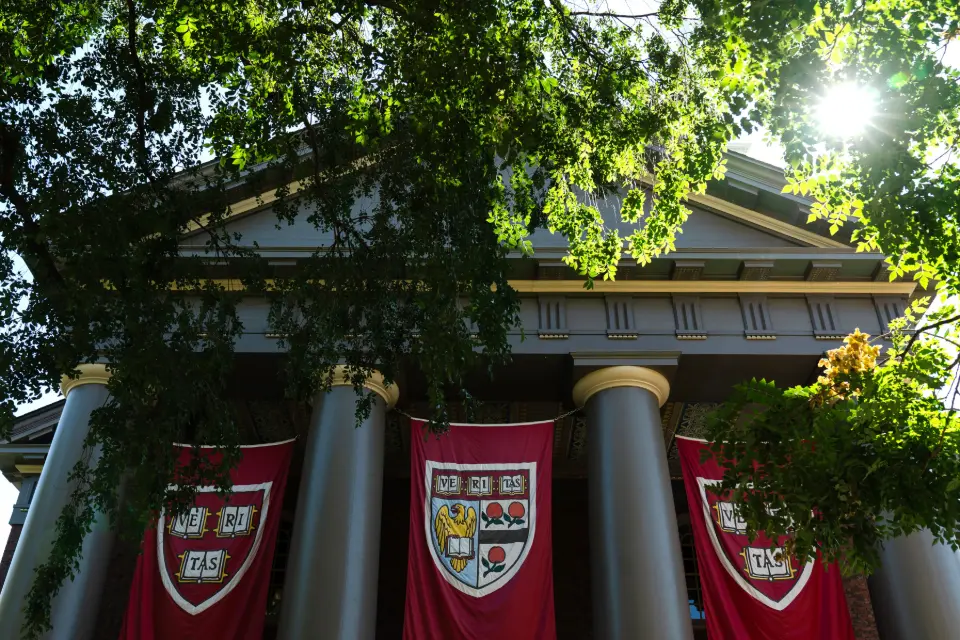 Governo Trump ameaça retirar isenção fiscal de escolas e universidades dos EUA que adotam políticas baseadas em raça