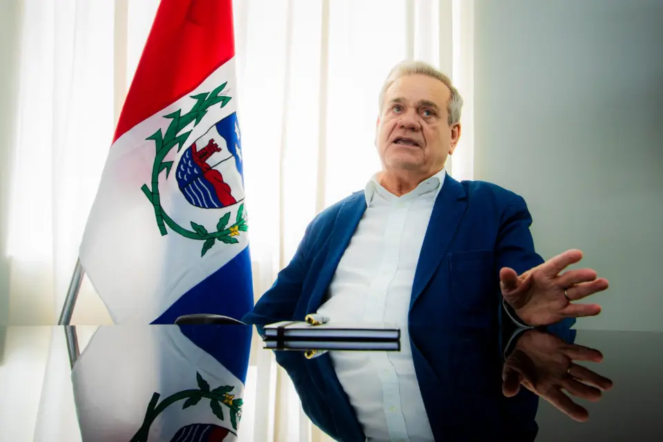 Ex-governador Ronaldo Lessa renuncia à 2ª suplência na chapa da esposa de JHC ao Senado em Alagoas