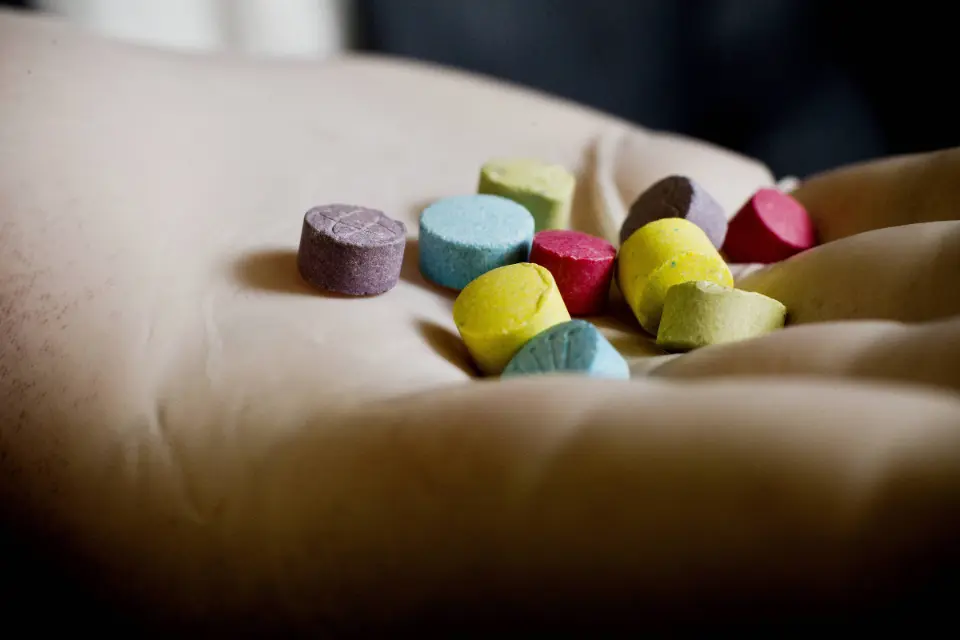 Nova Zelândia aprova uso de MDMA para tratar estresse pós-traumático