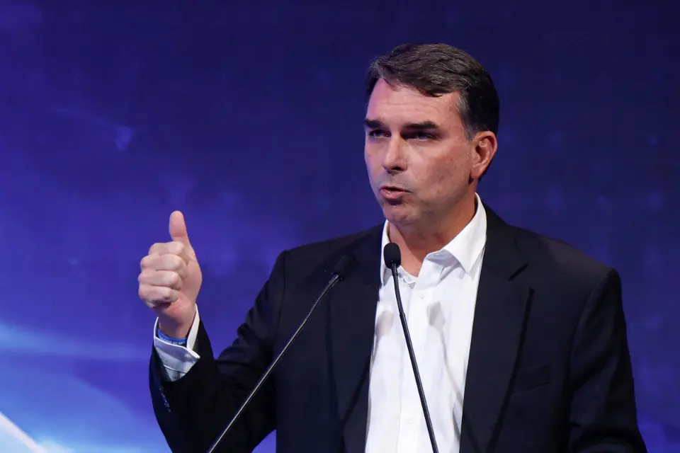 Direita sente, em Flávio Bolsonaro, o bafejo de maus ventos