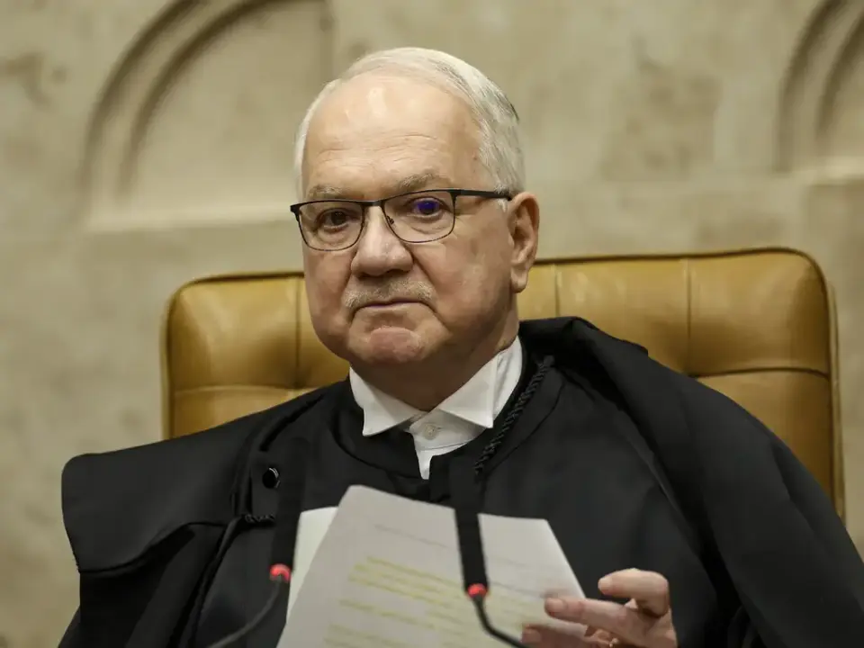 Ao lado de Lula, Fachin afirma que “nenhuma autoridade está acima da Constituição”
