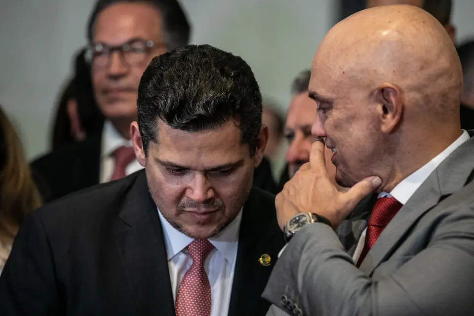 Aliado de Moraes, Davi Alcolumbre tenta se distanciar de Flávio Bolsonaro em meio à crise no STF