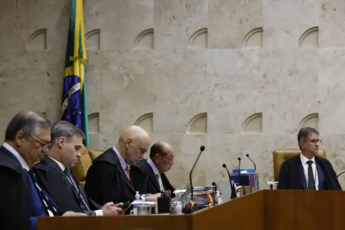Um pacto em ruínas