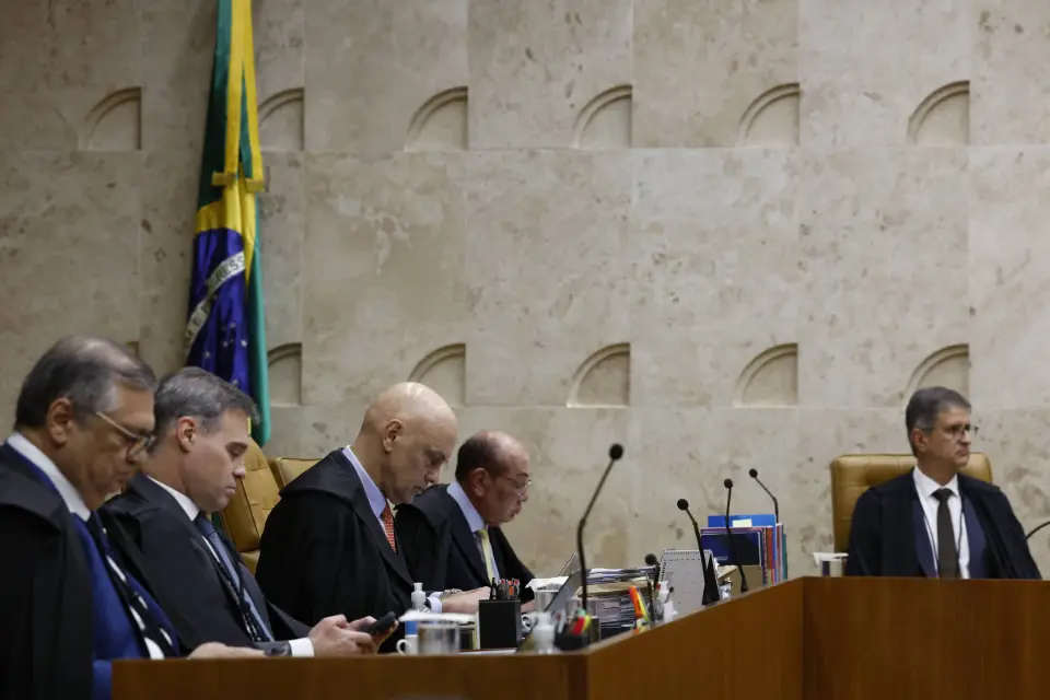 Um pacto em ruínas