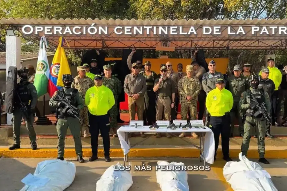 Novo presidente da Colômbia posa ao lado de cadáveres em demonstração de força contra narcotráfico
