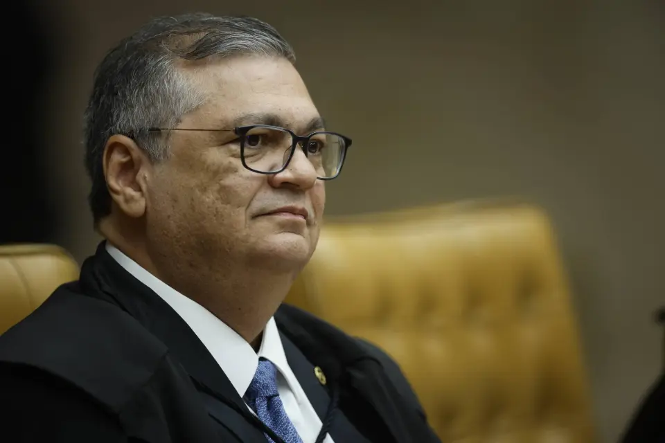 Dino questiona promessa de fim de inquérito das fake news, sem citar Fachin