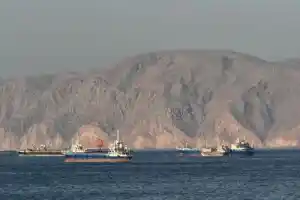Chefe de Segurança Nacional do Irã anuncia zona de bloqueio além de Ormuz em nova ameaça ao tráfego naval