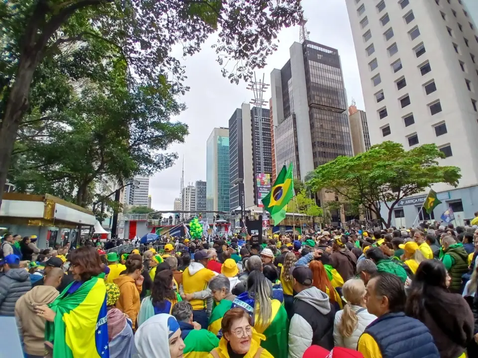 Apoiadores de Flávio Bolsonaro se reúnem para ato na Avenida Paulista