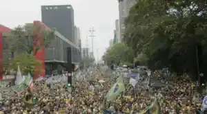 Milhares protestam com Flávio Bolsonaro contra Moraes e Lula na Avenida Paulista