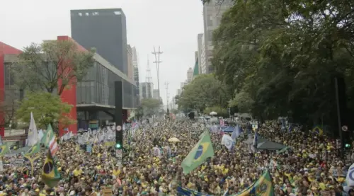 Milhares protestam com Flávio Bolsonaro contra Moraes e Lula na Avenida Paulista
