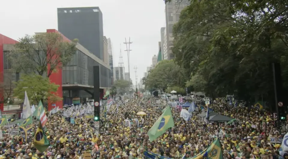 Milhares protestam com Flávio Bolsonaro contra Moraes e Lula na Avenida Paulista