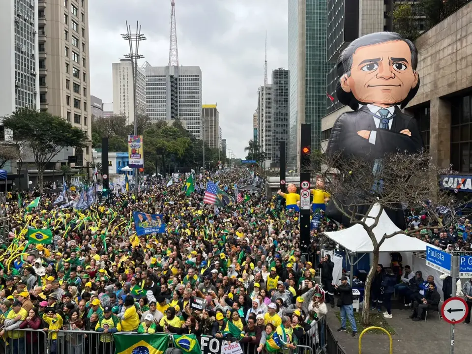 Flávio Bolsonaro reúne apoiadores em ato na Paulista contra Lula e Moraes