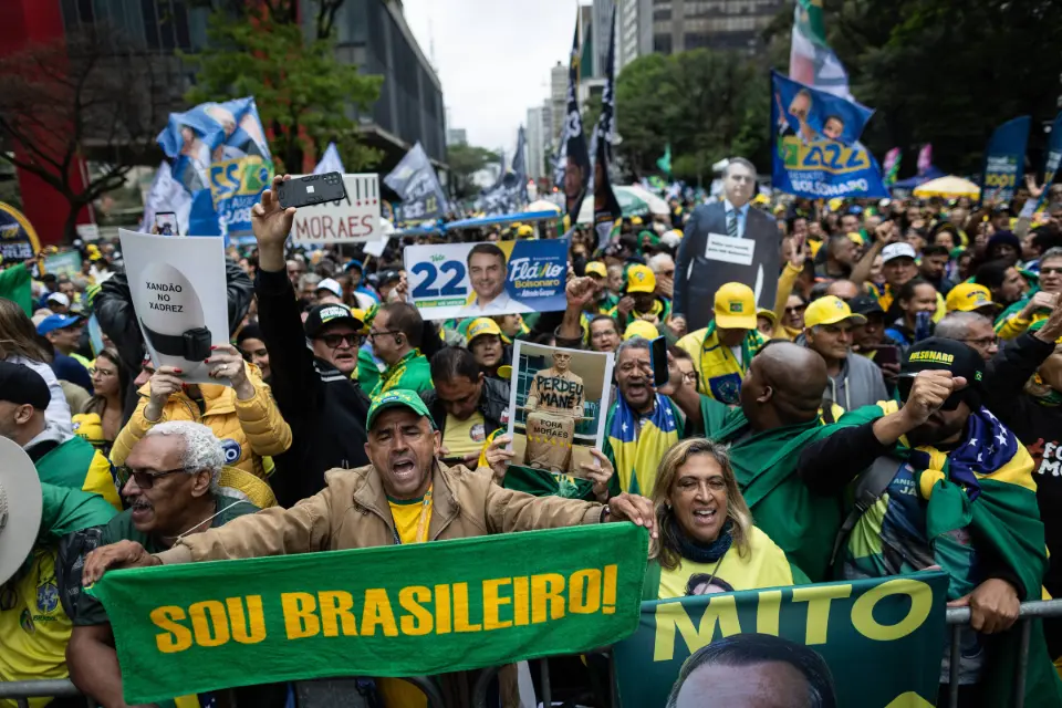 Bolsonaristas na Paulista entoam coro por Mendonça e pedem prisão de Moraes