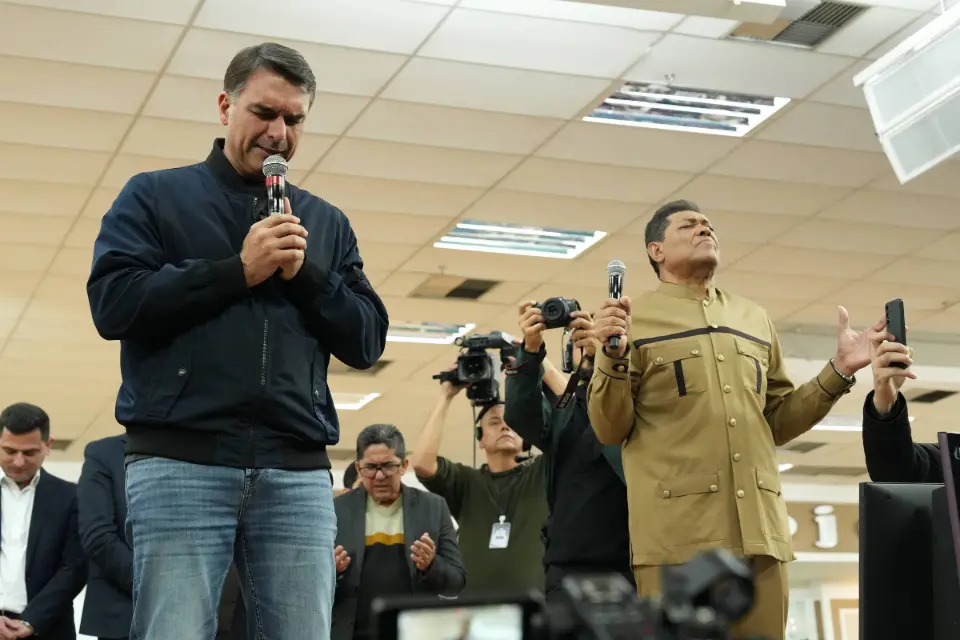 Flávio visita igreja com Tarcísio, ora pela 'nação' e ouve declaração de amor de Valdemiro