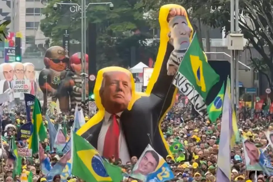 Ato de Flávio na Paulista tem boneco de Trump segurando Lula preso