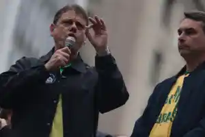 Ato na Paulista reaproxima Tarcísio, Nikolas e Malafaia da campanha de Flávio com ataques a Moraes e críticas ao PT