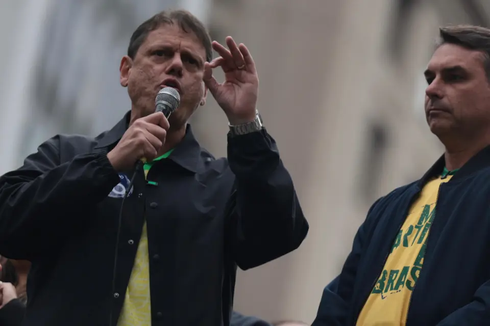 Ato na Paulista reaproxima Tarcísio, Nikolas e Malafaia da campanha de Flávio com ataques a Moraes e críticas ao PT