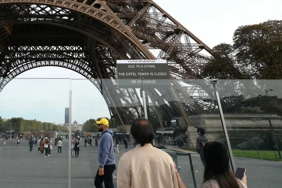 Torre Eiffel reabre após greve em protesto por exclusão de funcionárias mulheres durante visita de grupo hindu; entenda o caso