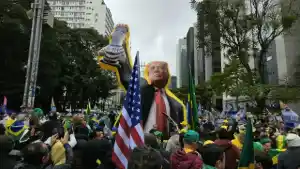 7 de setembro na Paulista: Flávio tenta se descolar de Vorcaro em ato com símbolos dos EUA e manifestantes pedindo intervenção de Trump
