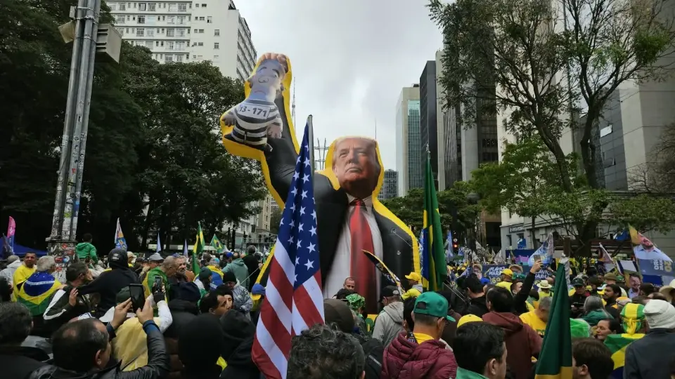 7 de setembro na Paulista: Flávio tenta se descolar de Vorcaro em ato com símbolos dos EUA e manifestantes pedindo intervenção de Trump