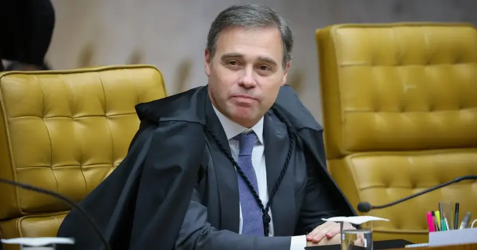 Mendonça atende Fachin e retira sigilo das investigações do caso Master