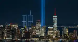 Drones formam silhueta das Torres Gêmeas em Nova York em homenagem aos 25 anos do 11 de setembro