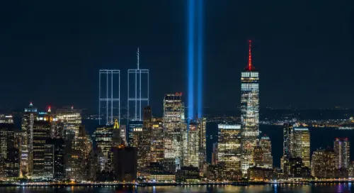 Drones formam silhueta das Torres Gêmeas em Nova York em homenagem aos 25 anos do 11 de setembro