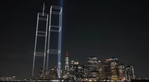 Vídeo: Nova York ‘reconstrói’ Torres Gêmeas com 2.977 drones em homenagem às vítimas do 11 de Setembro