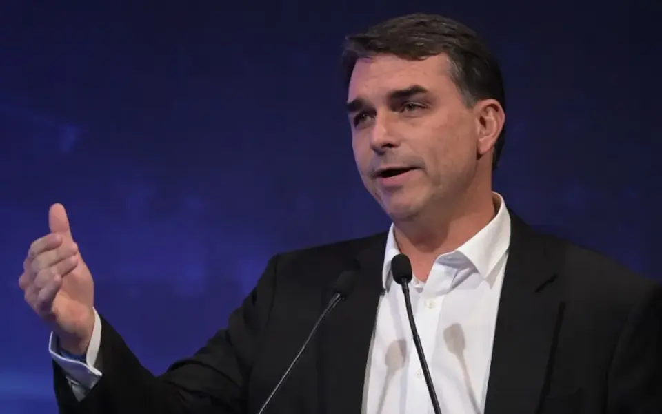 Alexandre de Moraes suspende visitas de Flávio a Bolsonaro por 90 dias