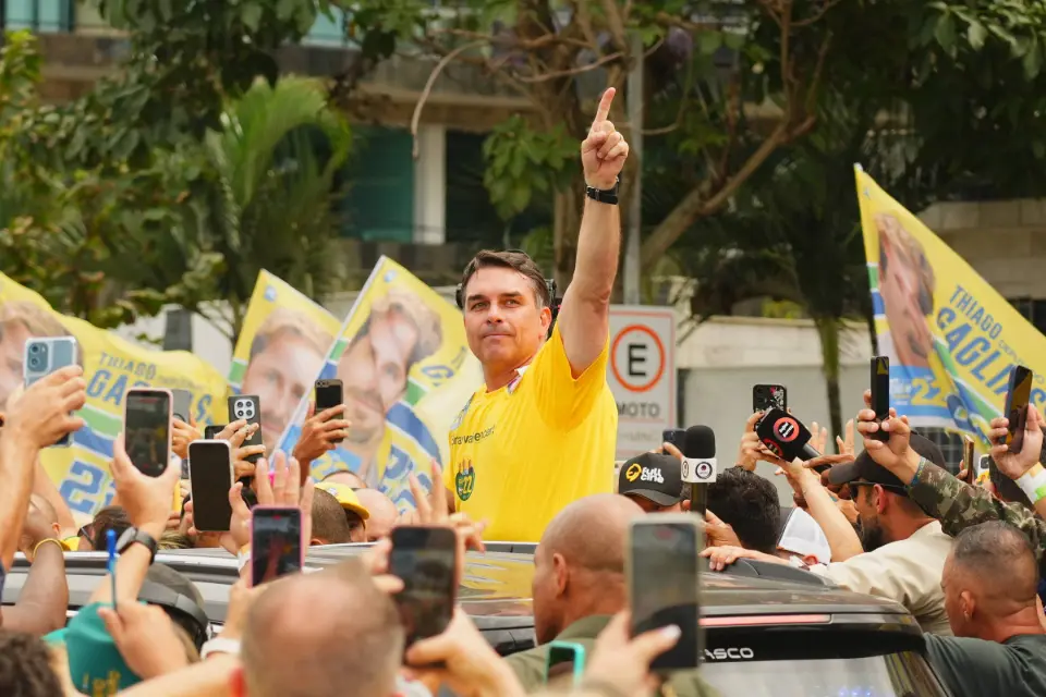 'Graças a Deus o sigilo foi afastado', diz Flávio, que pede liberação de inquérito de Lulinha