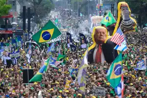 A ascensão violenta da mentira