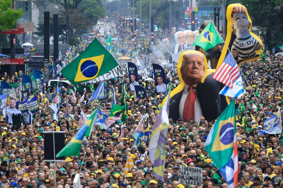 A ascensão violenta da mentira