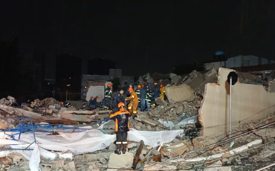 São Paulo: prédio desaba sobre casa e deixa pelo menos 2 mortos