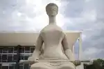 Crise do STF não é obra de uma maçã podre, mas de facções judiciais que transformaram prerrogativas processuais em instrumentos de proteção recíproca. De alvo do retrocesso democrático, o Judiciário converteu-se em agente da erosão institucional