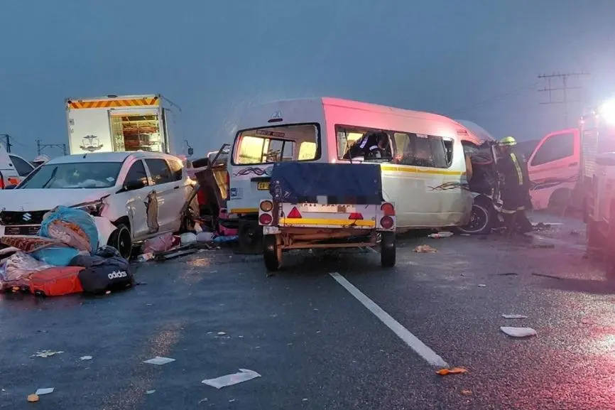 Acidente entre três veículos deixa 21 mortos em rodovia na África do Sul