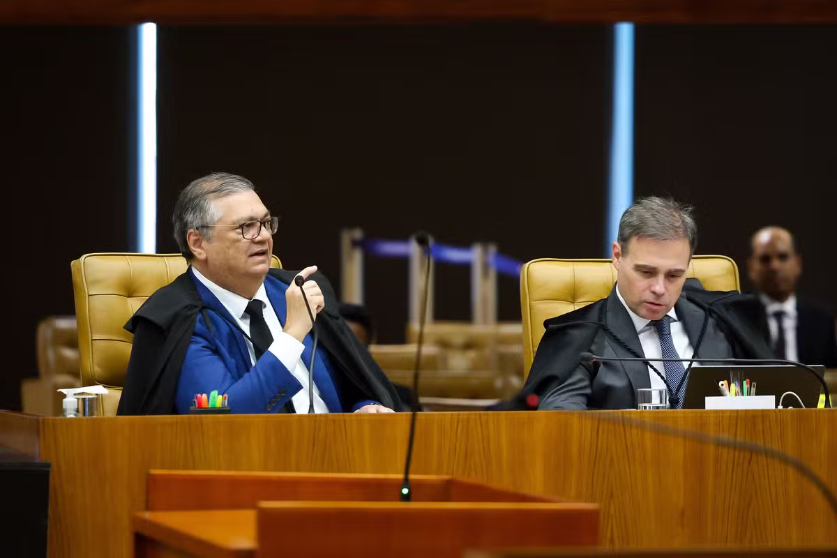 Ao expor suspeita sobre o PCC, Dino desafia Mendonça e expõe Flávio Bolsonaro